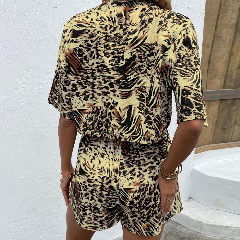Conjunto de pantalón corto y top de media manga con hombros caídos y cuello redondo estampado